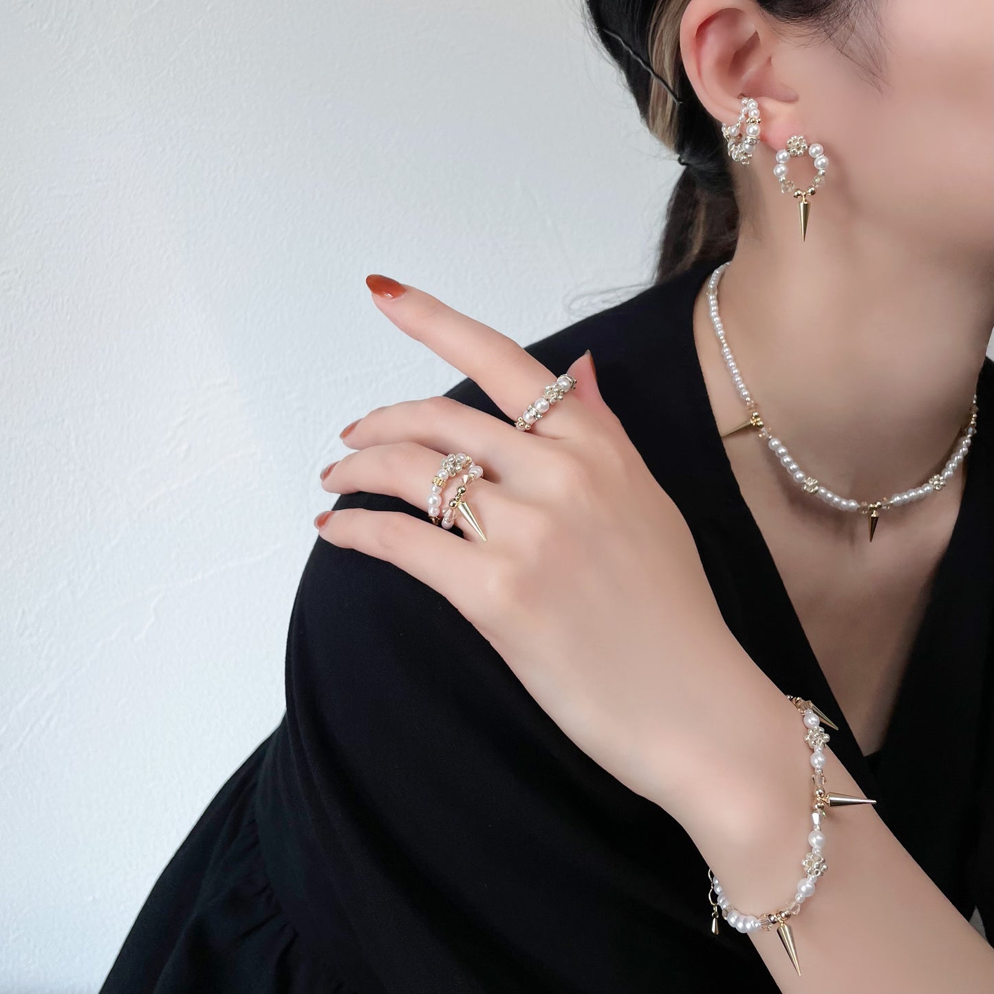 studs pearl bracelet (gold & white)