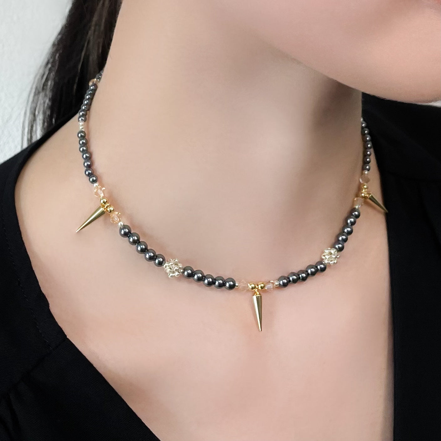 studs pearl necklace (gold & black)