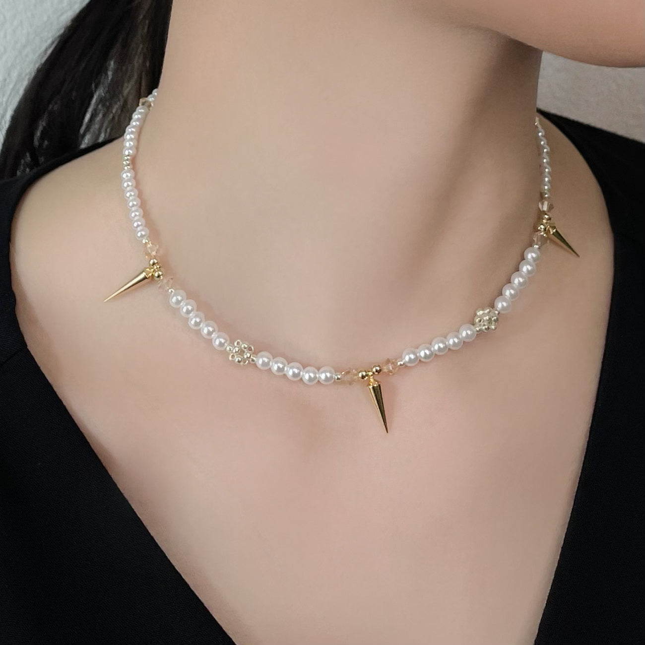 studs pearl necklace (gold & white)