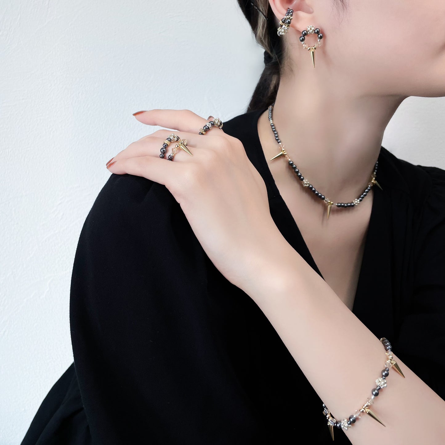 studs pearl bracelet (gold & black)