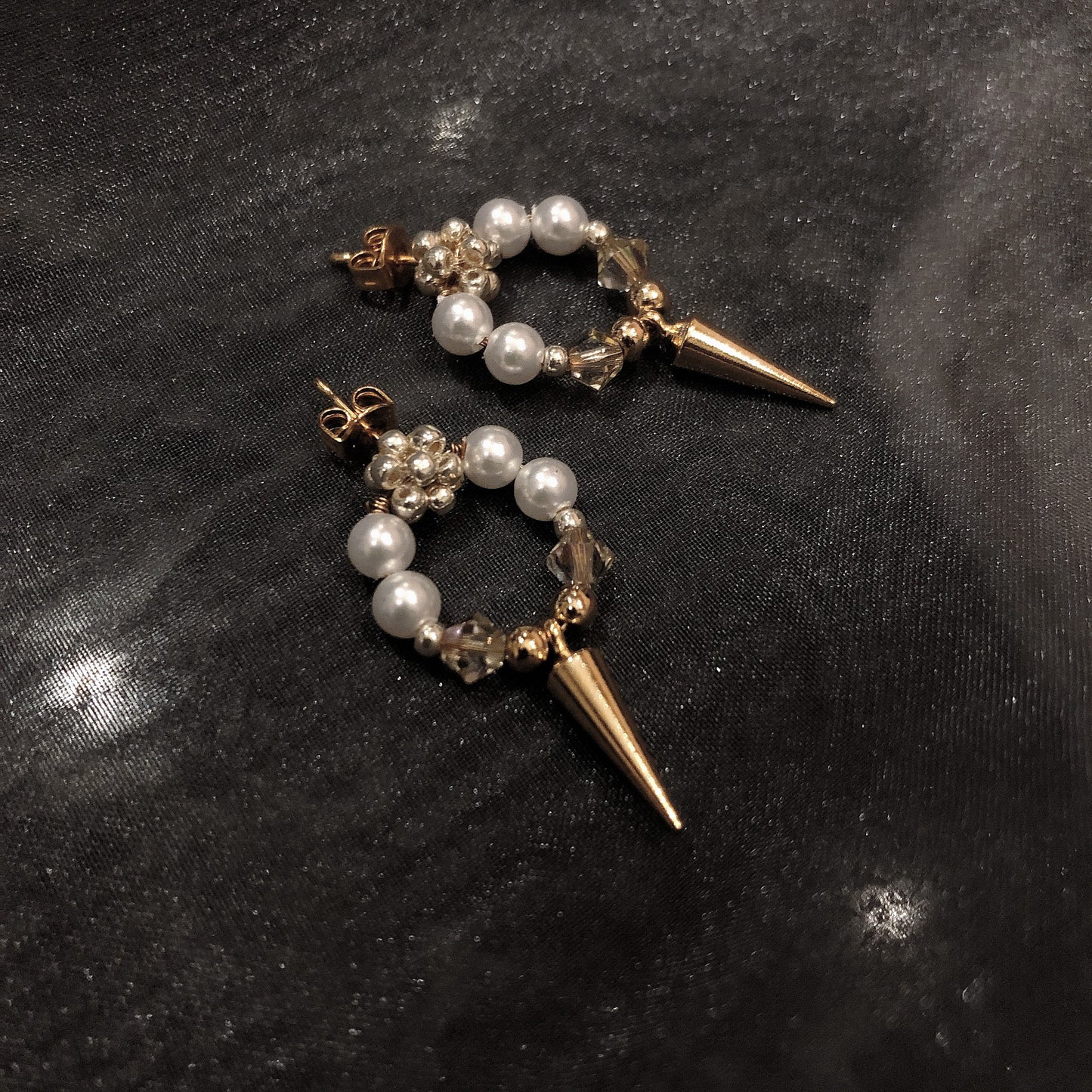 studs pearl pierce (gold & white)