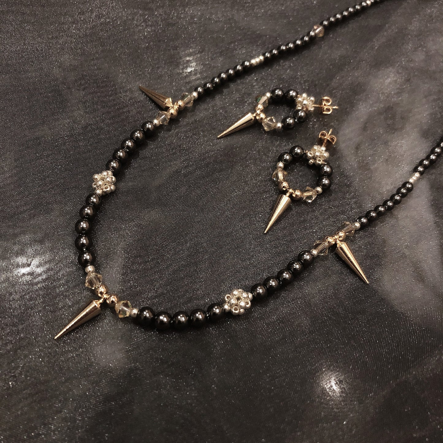 studs pearl necklace (gold & black)